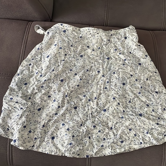 AMERICAN EAGLE OUTFITTERS Flower Design Wrap Around Skirt Size Medium - Picture 7 of 9
